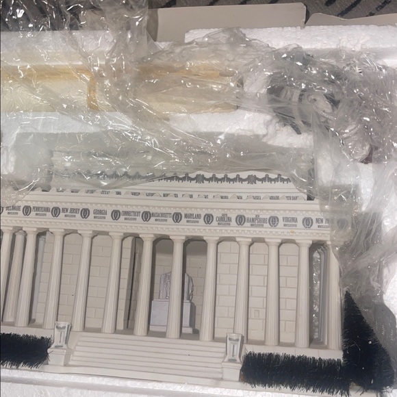 Department 56 American Pride Collection The Lincoln Memorial porcelain statue - Picture 2 of 3